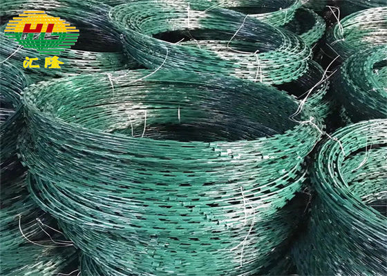 El Pvc verde de la anticorrosión cubrió el alambre de púas acordeón 1400-1500MPA